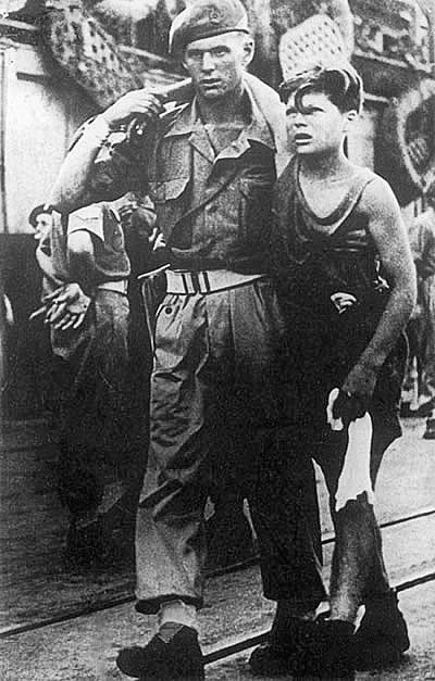 British soldier leads refugee from Exodus 1947